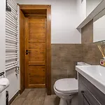 4 Bedroom House With Playground, Bbq & Free Parking Riga