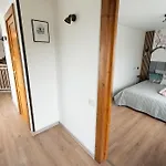 4 Bedroom House With Playground, Bbq & Free Parking *