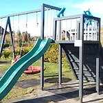 4 Bedroom House With Playground, Bbq & Free Parking Casa de Férias Riga
