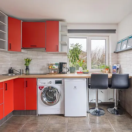 4 Bedroom House With Playground, Bbq & Free Parking