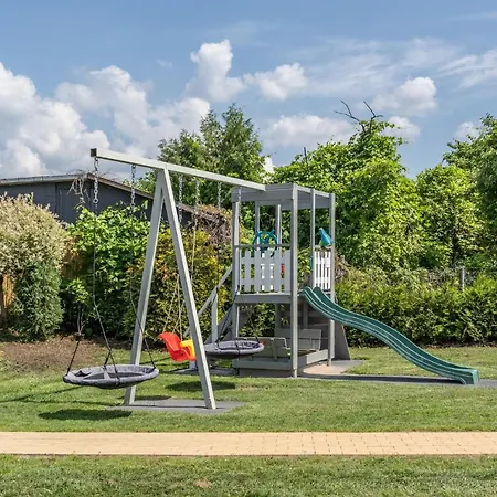 4 Bedroom House With Playground, Bbq & Free Parking Semesterbostad