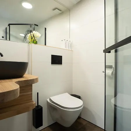 4 Bedroom House With Playground, Bbq & Free Parking *