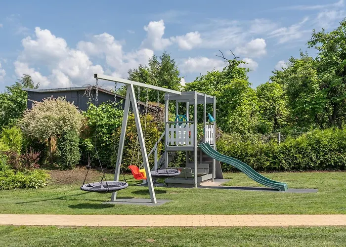 4 Bedroom House With Playground, Bbq & Free Parking 度假居