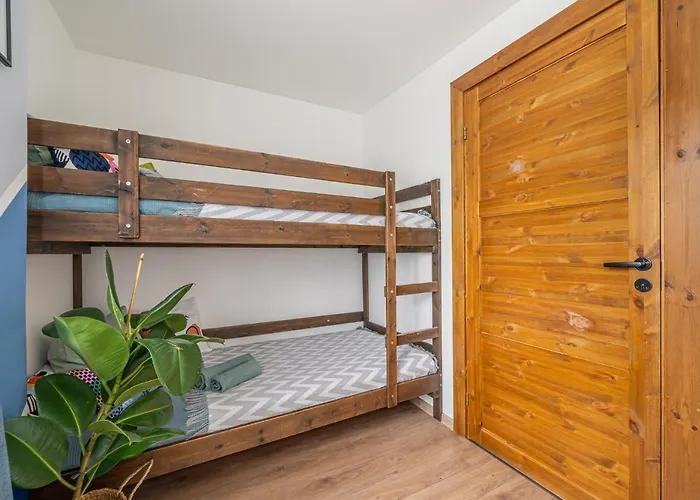 4 Bedroom House With Playground, Bbq & Free Parking