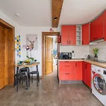 4 Bedroom House With Playground, Bbq & Free Parking *
