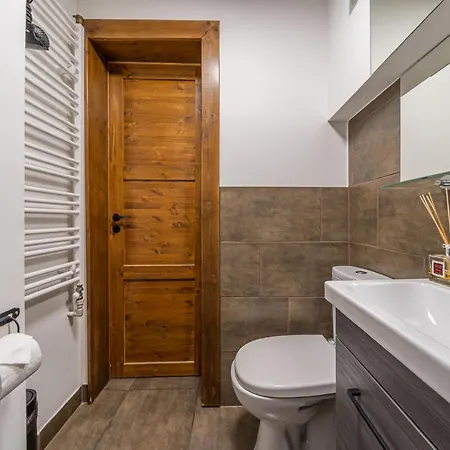 4 Bedroom House With Playground, Bbq & Free Parking 리가