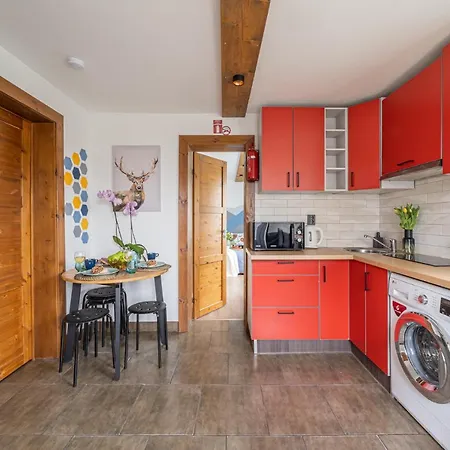 4 Bedroom House With Playground, Bbq & Free Parking *