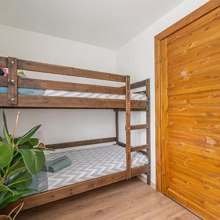 4 Bedroom House With Playground, Bbq & Free Parking