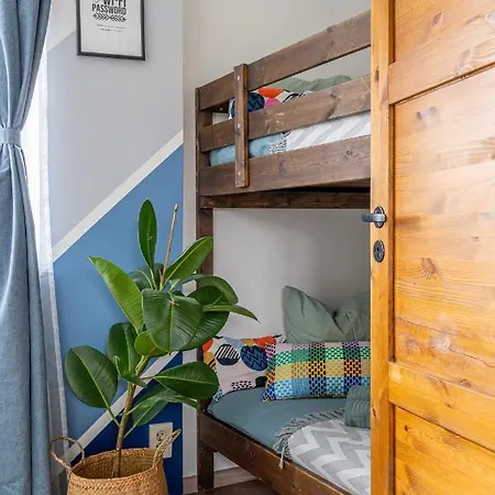 Vakantiehuis 4 Bedroom House With Playground, Bbq & Free Parking *