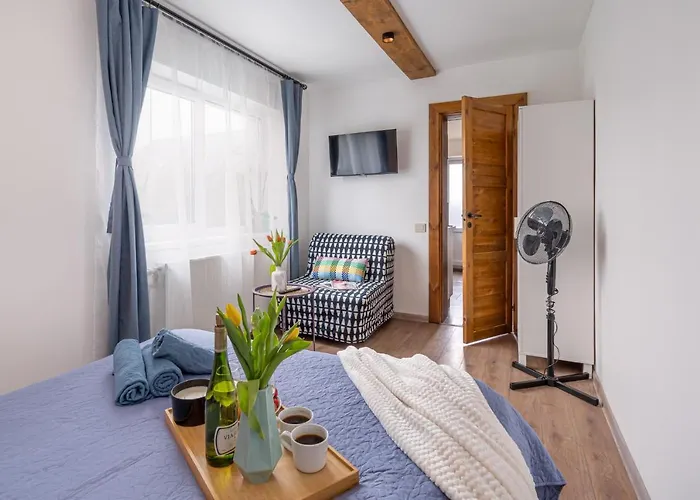 Brīvdienu mājas 4 Bedroom House With Playground, Bbq & Free Parking