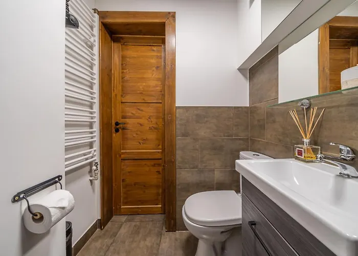 4 Bedroom House With Playground, Bbq & Free Parking Riga