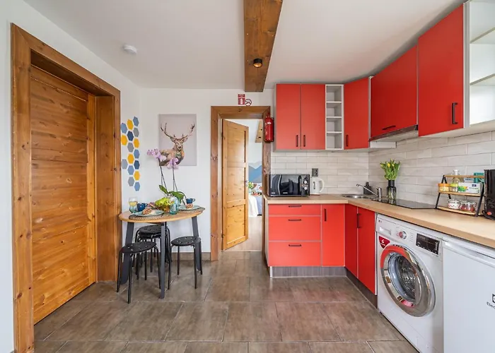 4 Bedroom House With Playground, Bbq & Free Parking *