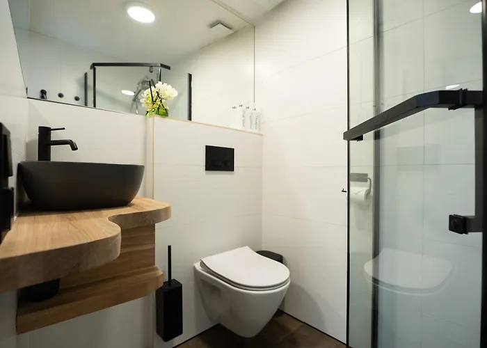 4 Bedroom House With Playground, Bbq & Free Parking *