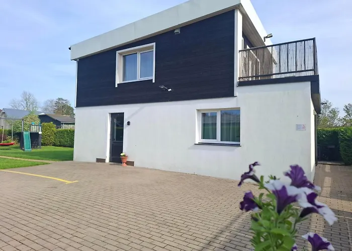 Brīvdienu mājas 4 Bedroom House With Playground, Bbq & Free Parking Riga